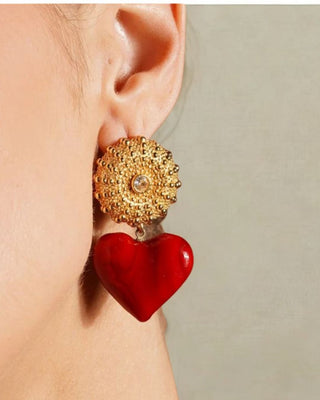 zirkon ve kırmızı cam kalpli küpeler mankende duruşu