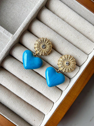 zirkon ve mavi cam kalpli küpeler